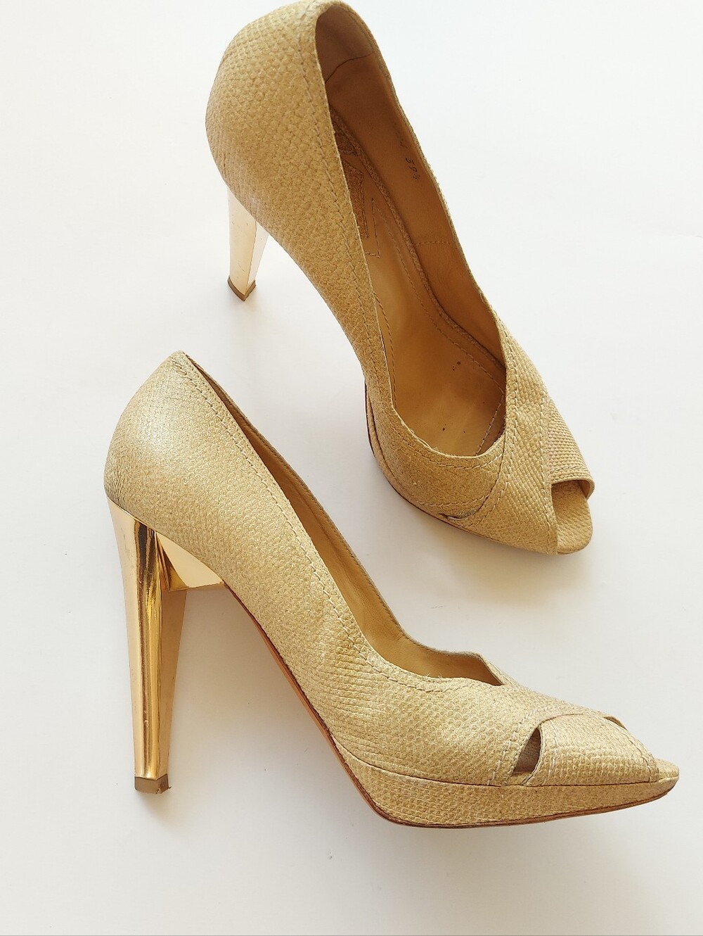 Baldinini gold heeled shoes. Made in Italy, size EU 39 1/2.